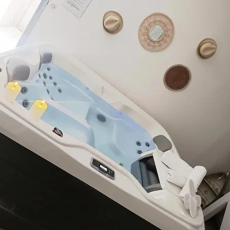 Cozy With Private Hot Tub Near Amiens